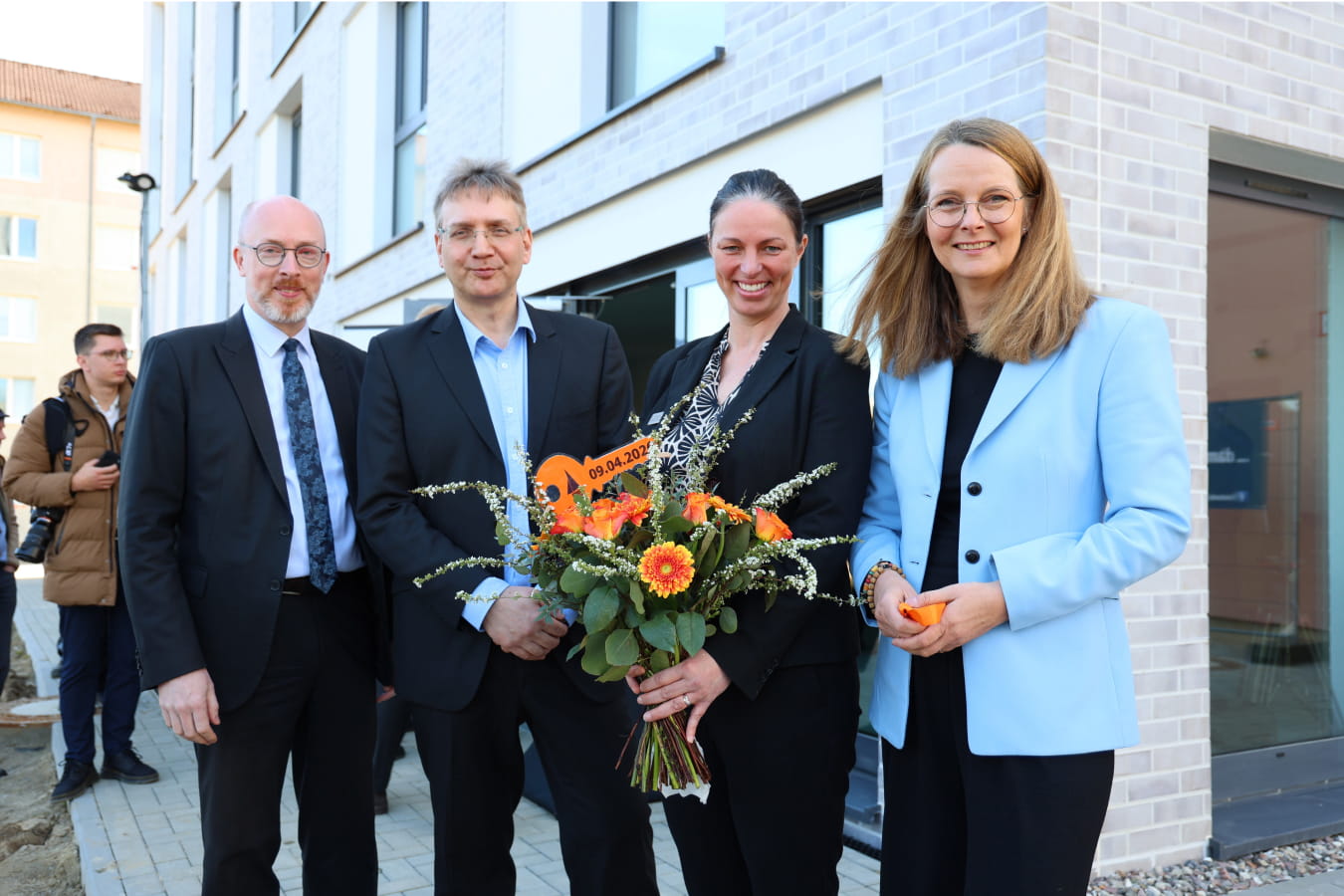 Bauminister Christian Pegel, Geschäftsführer des Studierendenwerkes Kai Hörig, Abteilungsleiterin Studentisches Wohnen Korinna Degner, Wissenschaftsministerin Bettina Martin; © Sabrina Scholz, WKM