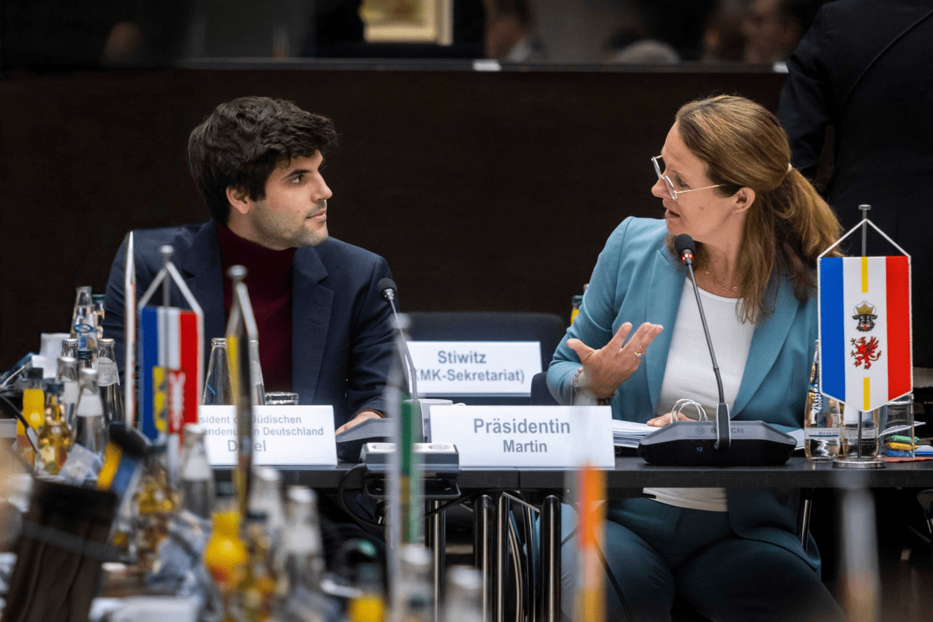 Präsident der Jüdischen Studierendenunion Deutschlands, Ron Dekel und Präsidentin der Wissenschafts-Mk Bettina Martin im Gespräch © Amrei Schulz/photothek.de  Präsident der Jüdischen Studierendenunion Deutschlands, Ron Dekel und Präsidentin der Wissenschafts-Mk Bettina Martin im Gespräch © Amrei Schulz/photothek.de