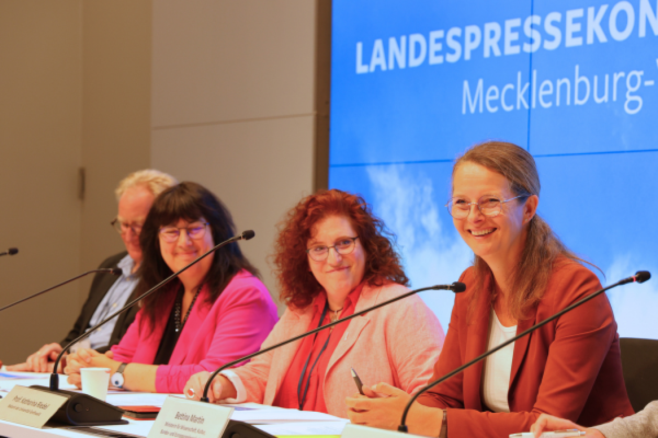 v.l.n.r.: Prof. Dr. Bodo Wiegand-Hoffmeister, Rektor der Hochschule Wismar; Prof. Dr. Elizabeth Prommer, Rektorin der Universität Rostock; Prof. Dr. Katharina Riedel, Rektorin der Universität Greifswald; Bettina Martin, Wissenschaftsministerin MV © Sabrina Scholz, WKM